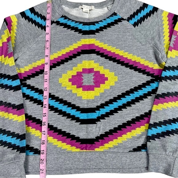 Forever 21 size medium cropped grey sweatshirt with colorful Aztec tribal design - Picture 14 of 16